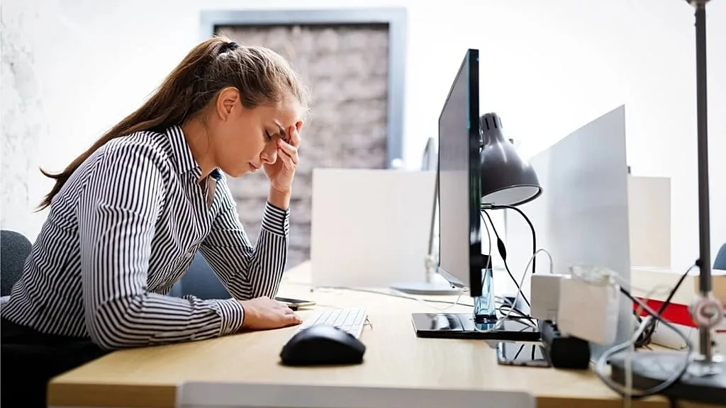 “Cerebro frito por IA”: el nuevo agotamiento mental que detecta un estudio de Harvard