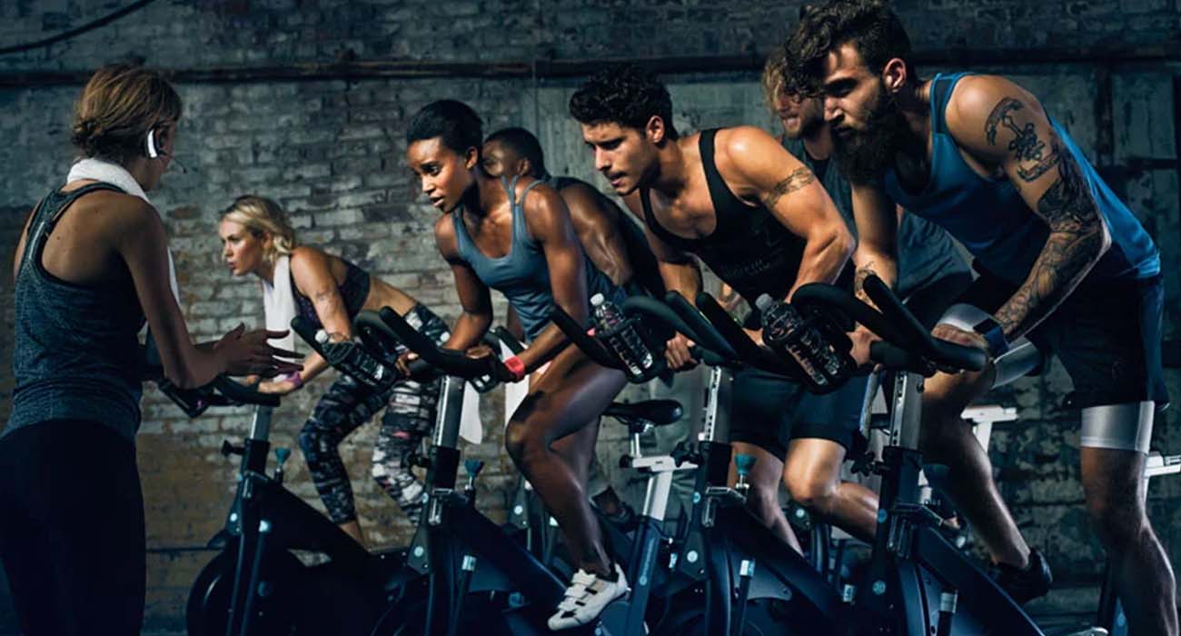 La música fuerte en el gimnasio no mejora el rendimiento y podría dañar tus oídos