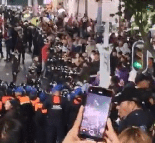 Falla logística en Viacrucis de Iztapalapa: sobrecupo detona conato de riña