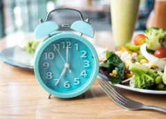 Cenar tarde: el hábito nocturno que altera tu metabolismo y afecta tu descanso