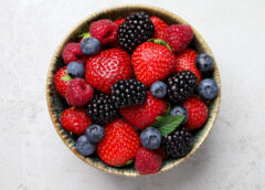 ¿Lavas bien las fresas? Expertos explican cómo reducir hasta 50% de los pesticidas en las bayas