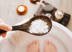 ¿Remojar los pies en agua tibia con sal realmente funciona? Estos son sus beneficios, según expertos