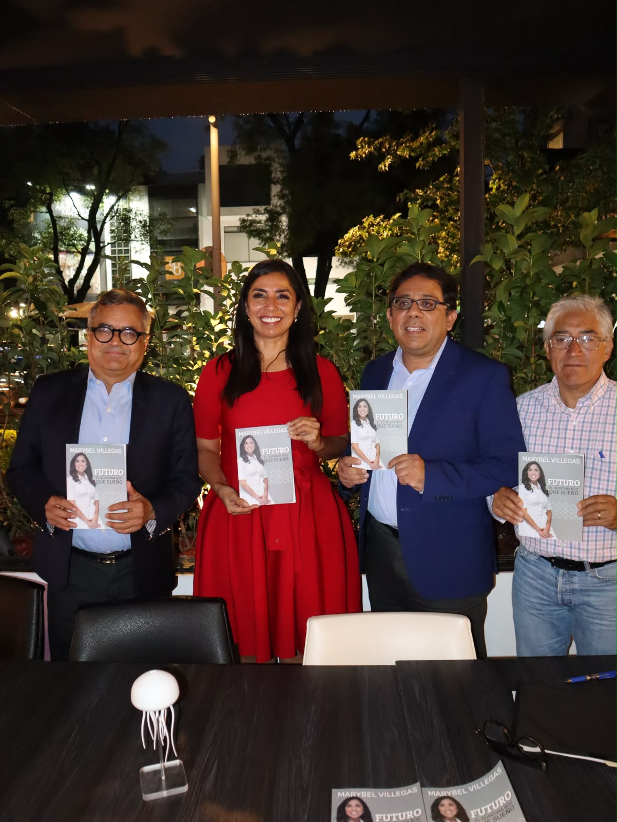 Marybel Villegas acompañada por asistentes durante la presentación de su libro sobre Quintana Roo