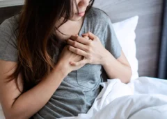 ¿Te despiertas con el corazón acelerado? Estas son las causas más comunes y cuándo preocuparse