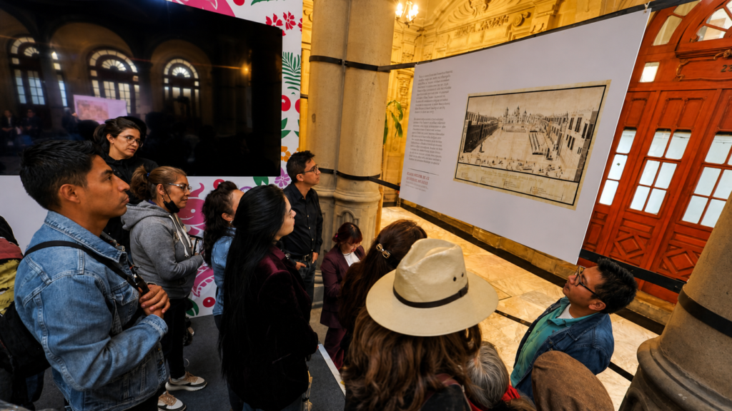 Visitantes observan la exposición sobre la historia urbana de la Ciudad de México