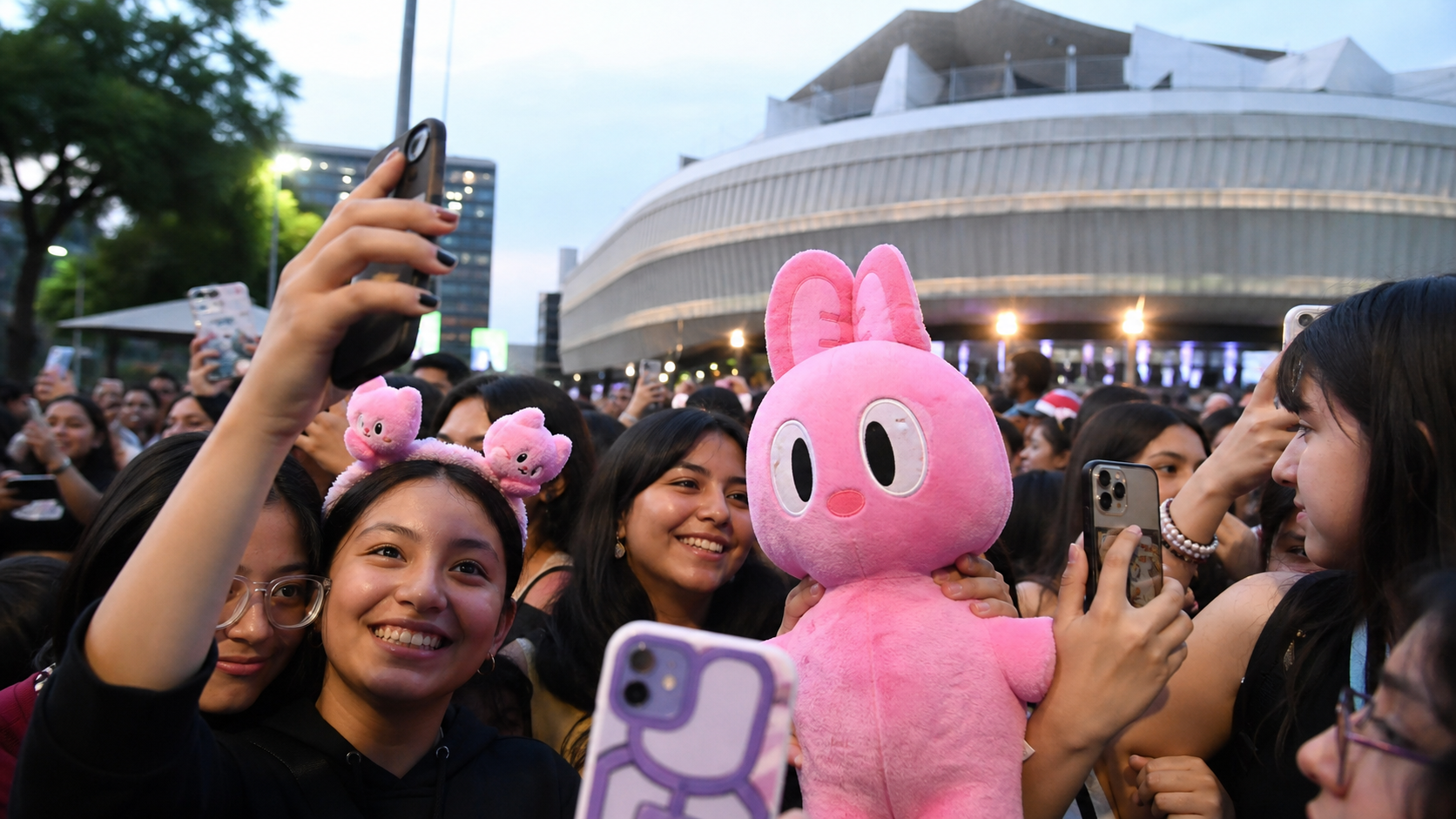 Fans recorren la Ciudad de México durante el fenómeno viral alrededor de un concierto