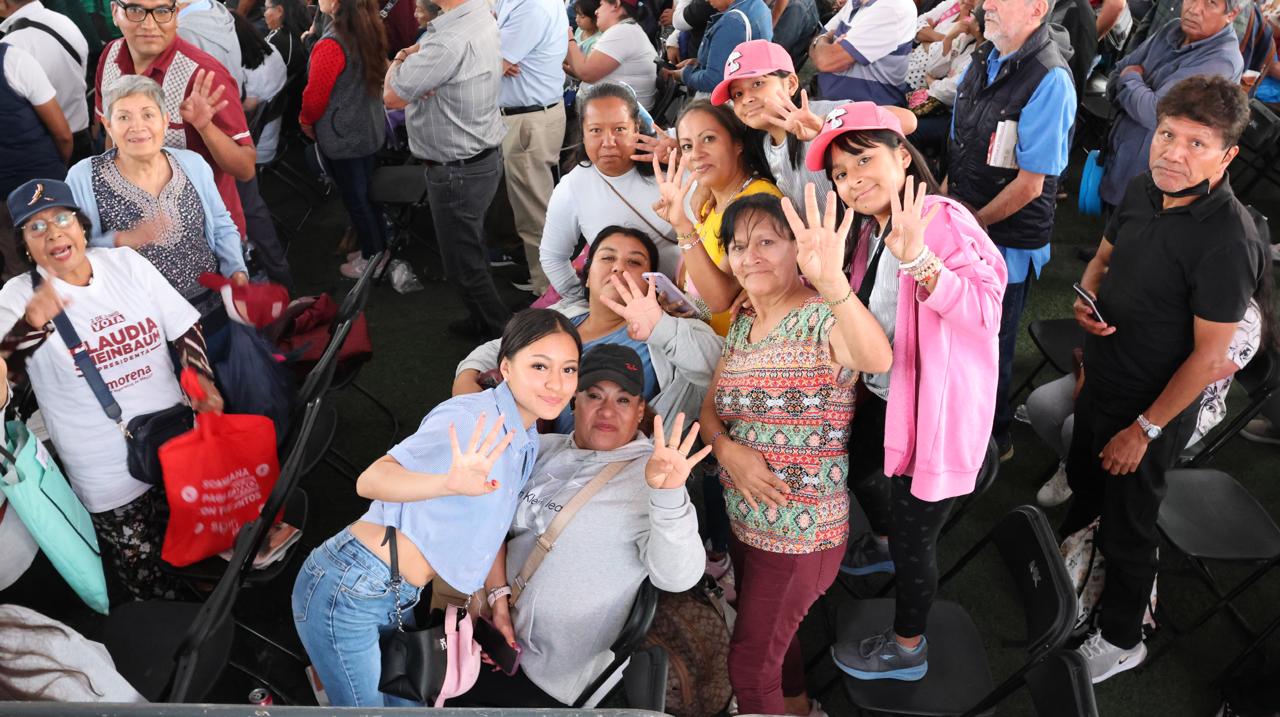 Mariela Gutiérrez saluda a mujeres durante una gira presidencial en el Estado de México