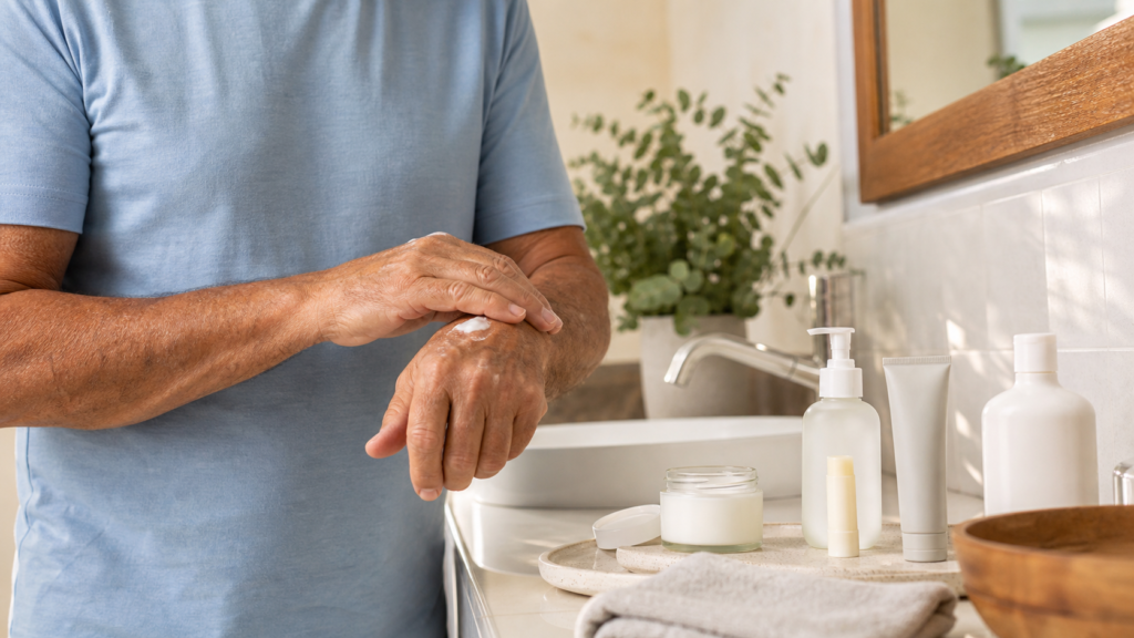 Productos para una rutina de cuidado facial y bienestar masculino después de los 60.