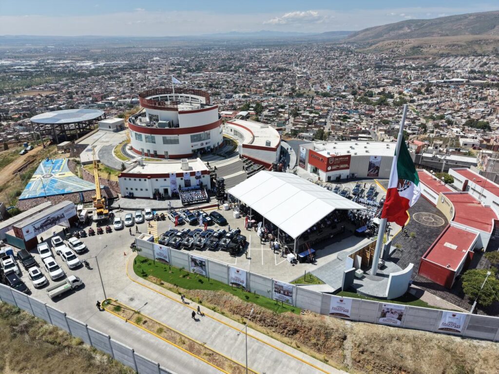 Vista aérea de un complejo de seguridad y la ciudad de Zacatecas, con bandera de México