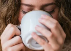 ¿Tomar café o té caliente cuando hace calor? La ciencia explica cuándo puede refrescarte
