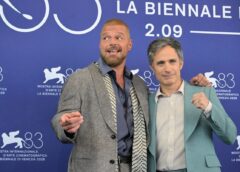 Gael García Bernal presenta ‘Hombre al agua’ en Venecia junto a Ricky Martin