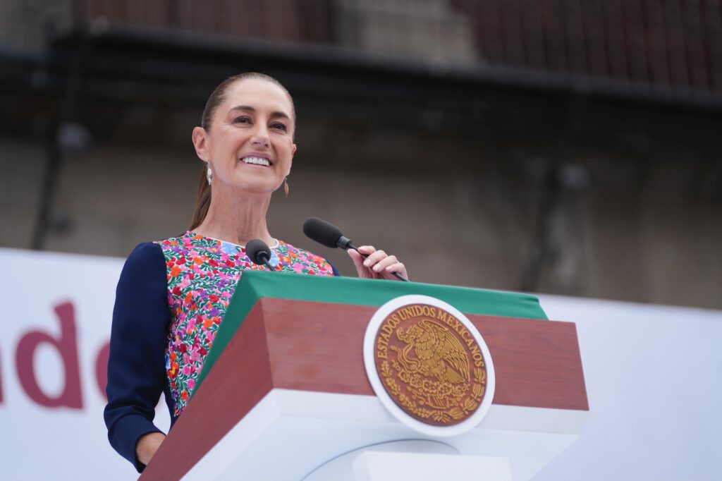 Claudia Sheinbaum pronuncia un discurso desde el atril presidencial en el Zócalo.