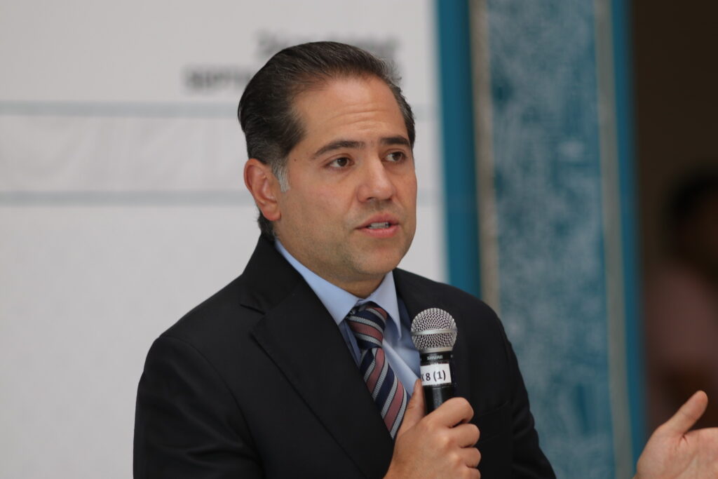Raúl Bolaños-Cacho Cué habla ante representantes de medios de comunicación.