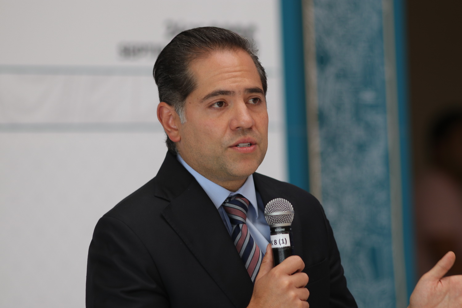 Raúl Bolaños-Cacho Cué habla ante representantes de medios de comunicación.