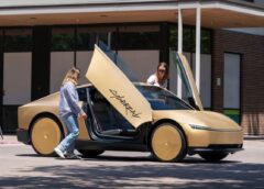 Tesla lanza el Cybercab: el robotaxi que no tiene volante ni pedales