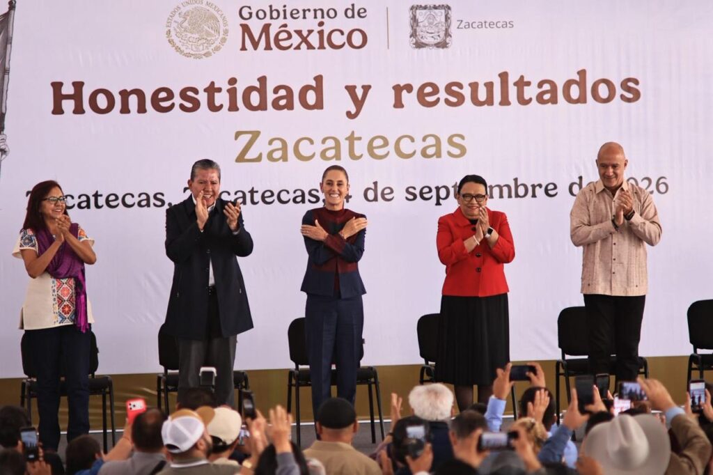 Claudia Sheinbaum y David Monreal aplauden durante la gira del Segundo Informe en Zacatecas