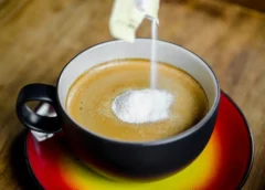 ¿Tu café de todos los días tiene más calorías de las que imaginas? El creamer no lácteo podría ser la razón