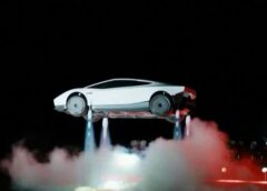 Tesla presenta el nuevo Roadster, el auto eléctrico que salta y hace piruetas